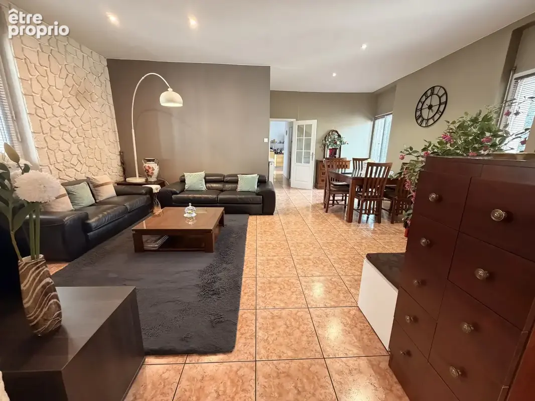 T6 avec 4 chambres, grand balcon donnant sur jardin au calme - photo 2