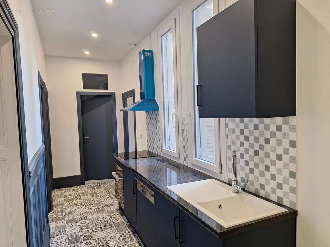 IDEAL CITADINS ! En plein centre ville rue piétonne, au 1er étage SUPERBE  T5 DE CARACTERE  de 86 m² entièrement refait à neuf - photo 5