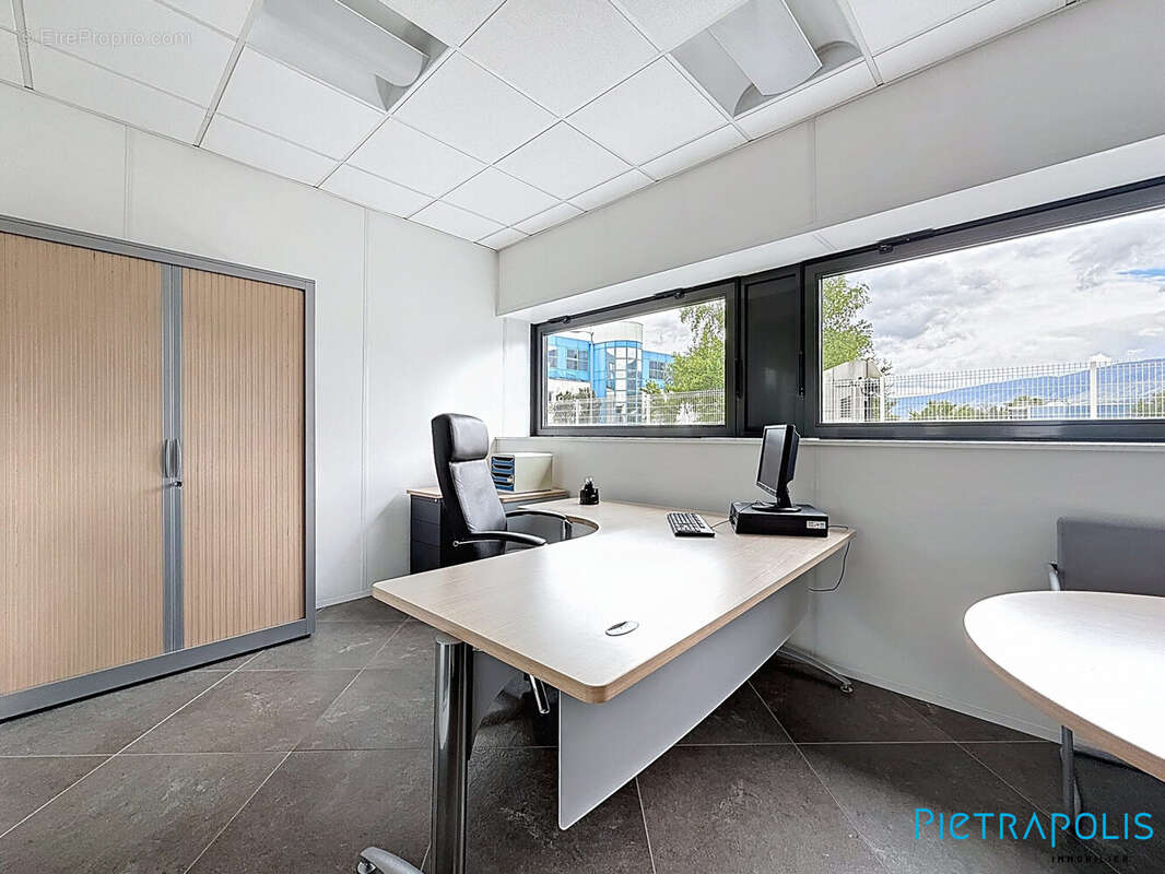 Commerce à SAINT-GENIS-POUILLY