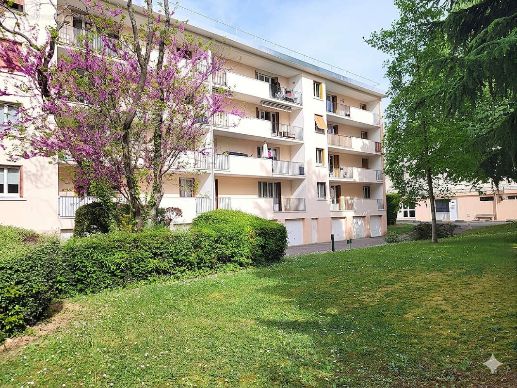 Appartement à LES CLAYES-SOUS-BOIS