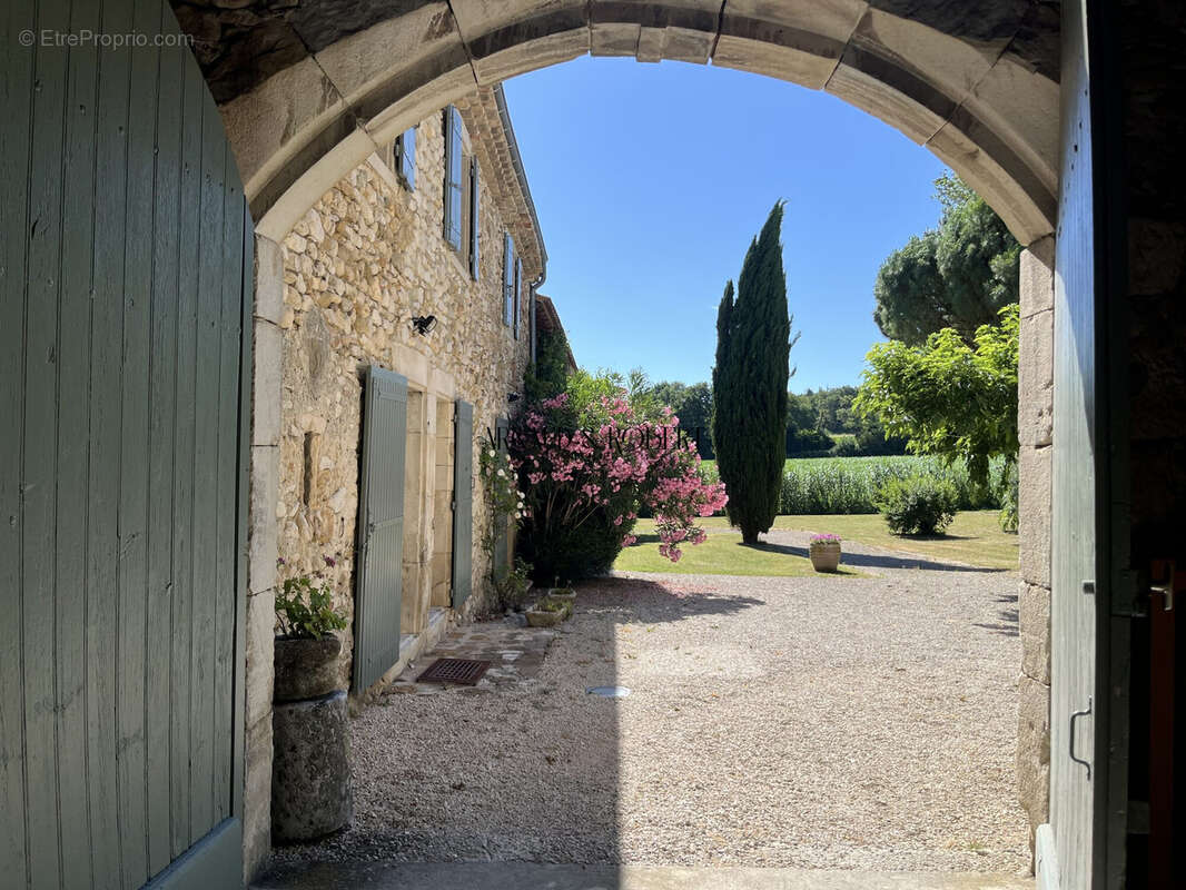 Maison 439 m² à Saint-Gervais-Sur-Roubion  - photo 2
