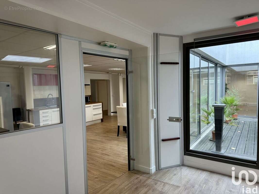 Photo 4 - Commerce à COURBEVOIE