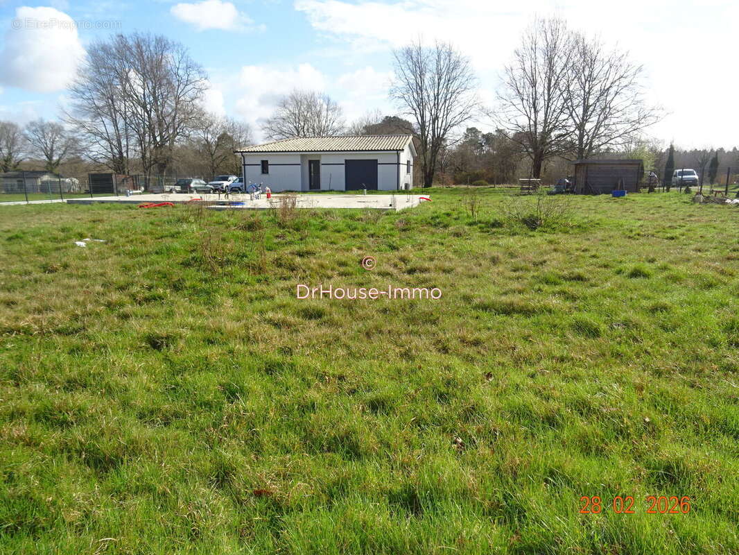 Terrain 1107 m² à Saint-Savin  - photo 4