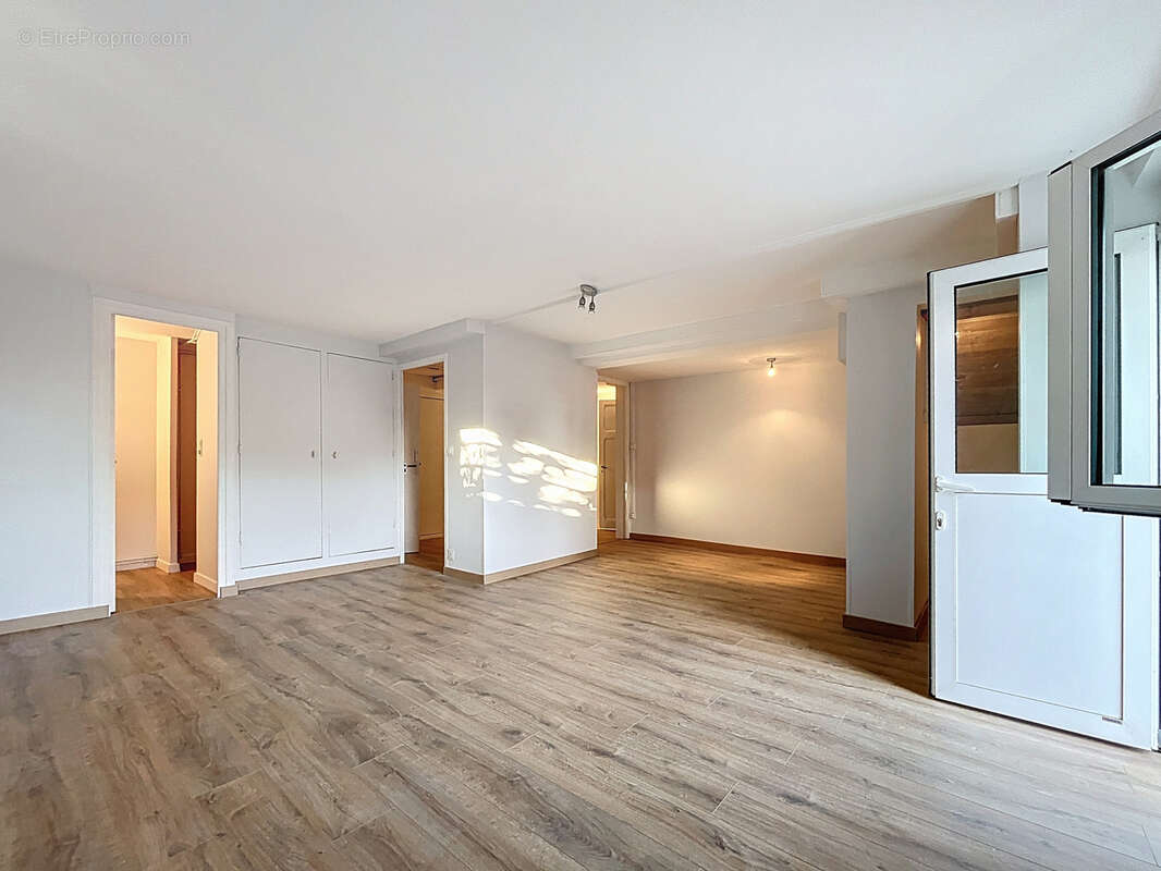 Maison de caractère, T6 de 171 m2 au calme avec jardin, terrasses et garages. - photo 8