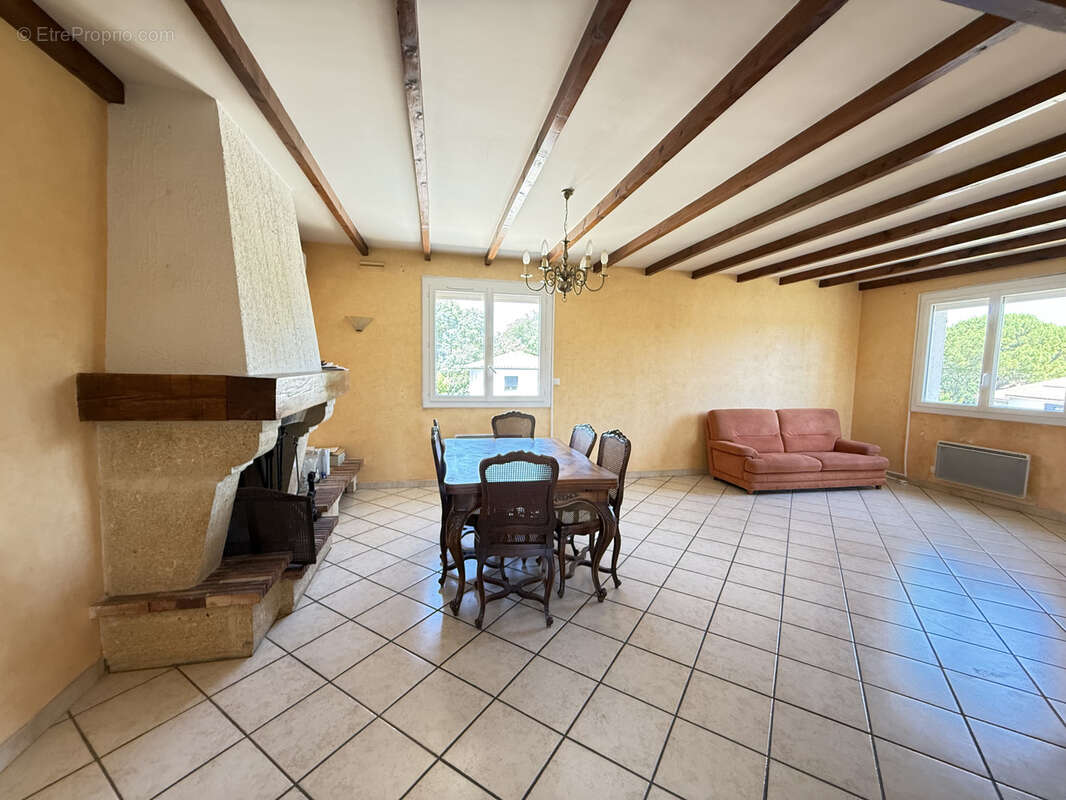 Saint-gély-du-fesc   maison familiale de 176 m2 avec piscine, double habitation et garage - photo 5