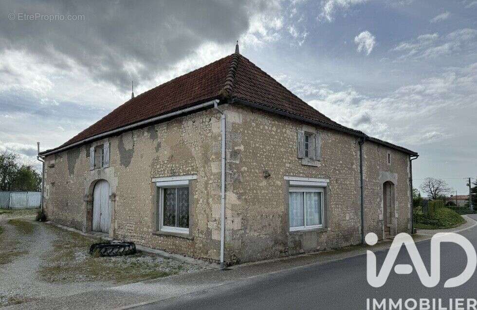 Maison 207 m² à Berneuil  - photo 6