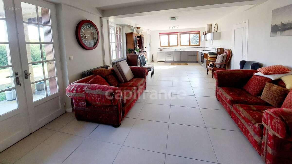 Maison familiale de 244m² à Belvès, 8 pièces, 5 chambres, avec vue dégagée et appartement spacieux indépendant, terrain de 3088m - photo 6