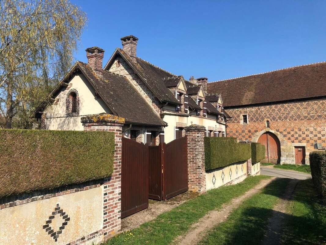 Maison 232 m² à Chaise-Dieu-Du-Theil  - photo 3