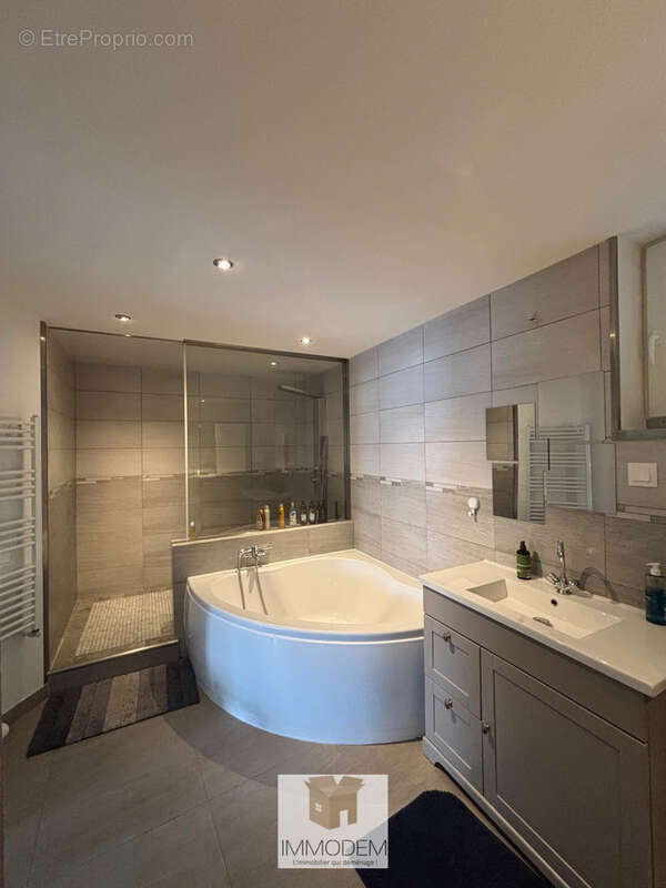 Maison entièrement rénovée avec dépendance et fort potentiel - photo 10