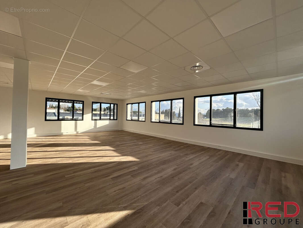 Commerce 183 m² à Eguilles  - photo 2