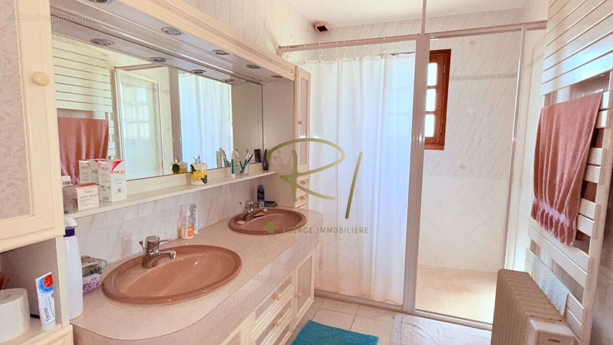 Maison à SAINT-SAUVEUR-DE-CRUZIERES