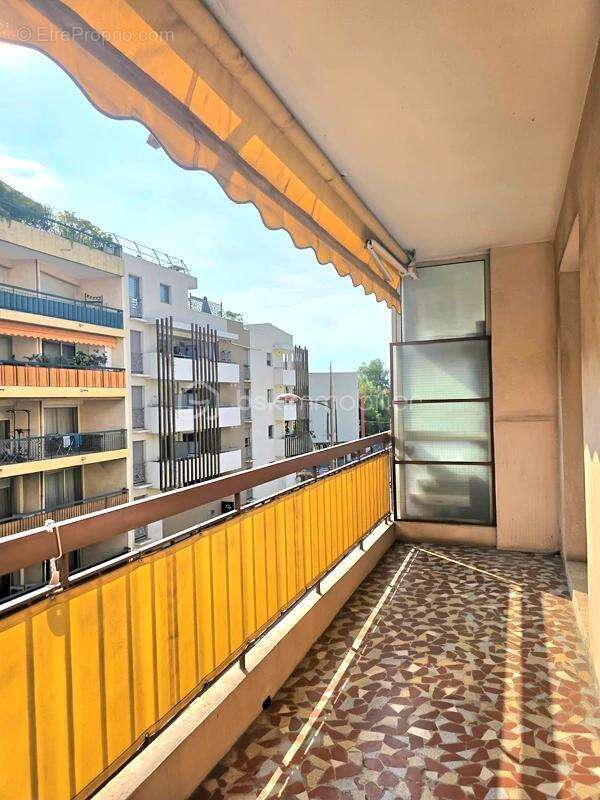 Appartement à SAINT-LAURENT-DU-VAR