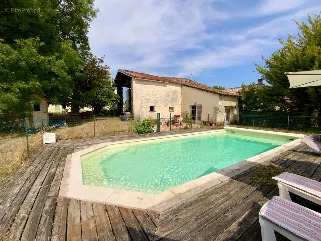 Longère atypique 6 pièces , piscine  et dépendances - photo 5