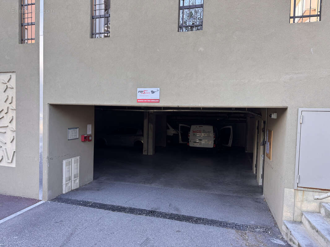 Parking à CARROS