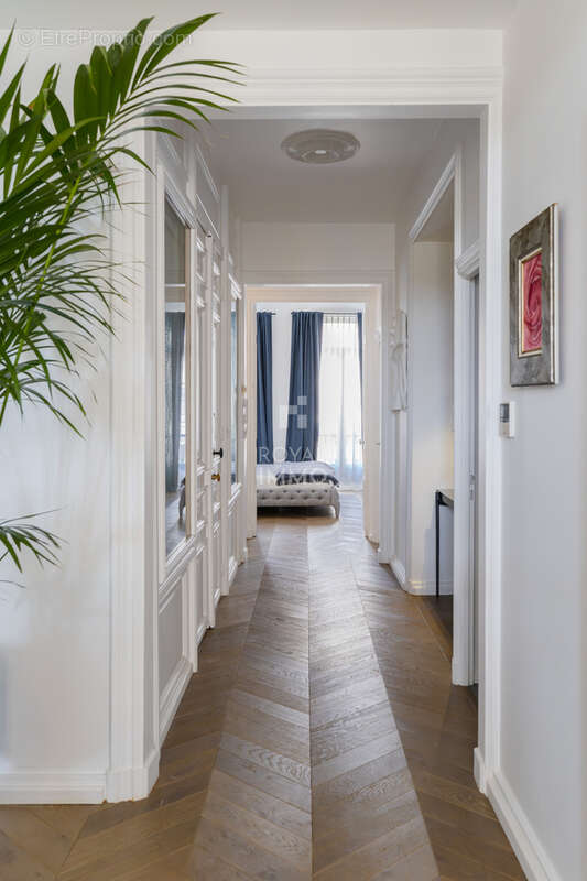Élégant appartement haussmannien de prestige   120 m2   Hyères Centre Ville - photo 10