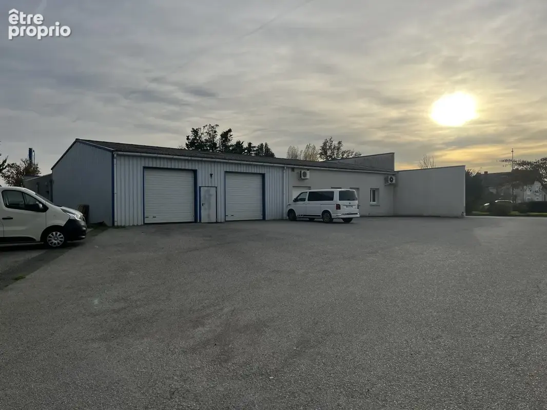 ref 113725 POUR INVESTISSEUR , A SAISIR !! Nord deux sèvres,  ensemble de bâtiments et deux commerces Loué - photo 3