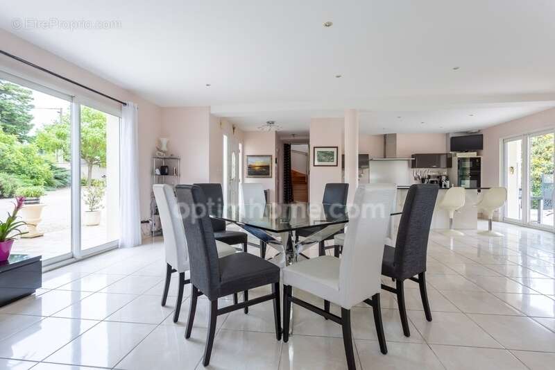 Maison à CREUZIER-LE-VIEUX