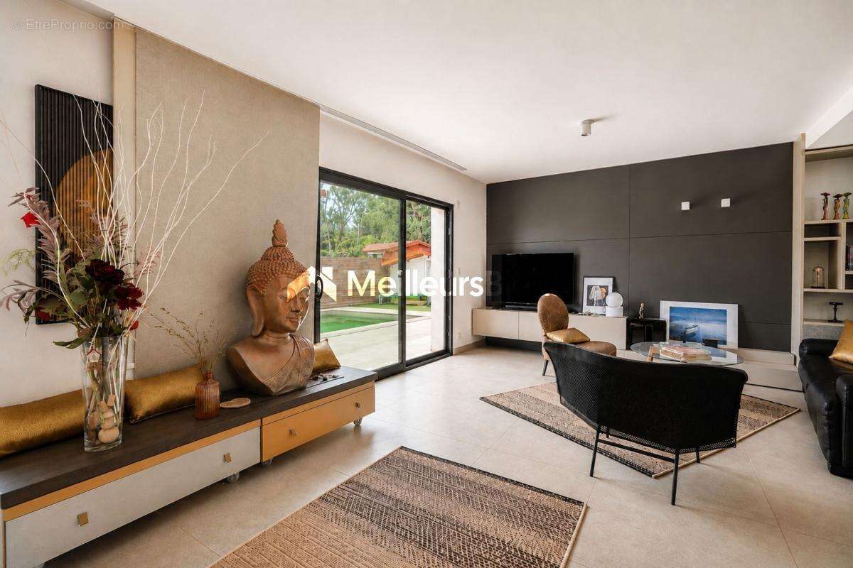 AMANCY - Belle maison familiale de 151m2 avec piscine - 4 chambres - photo 2
