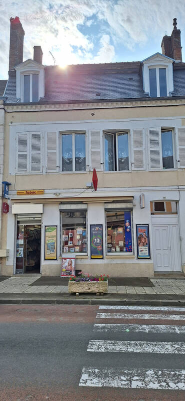 Commerce à VILLENEUVE-L'ARCHEVEQUE