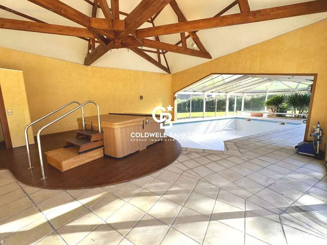 Maison de caractère de 210 m² avec dépendances et piscine, proche du Cher - photo 10