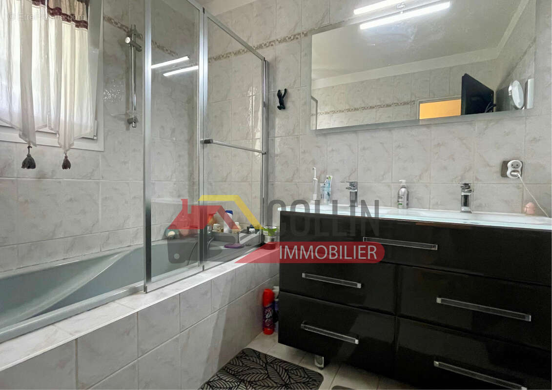 pavillon plain pied beau jardin , 3ch, bureau, cuisine équipée, salon séjour, double garage - photo 10