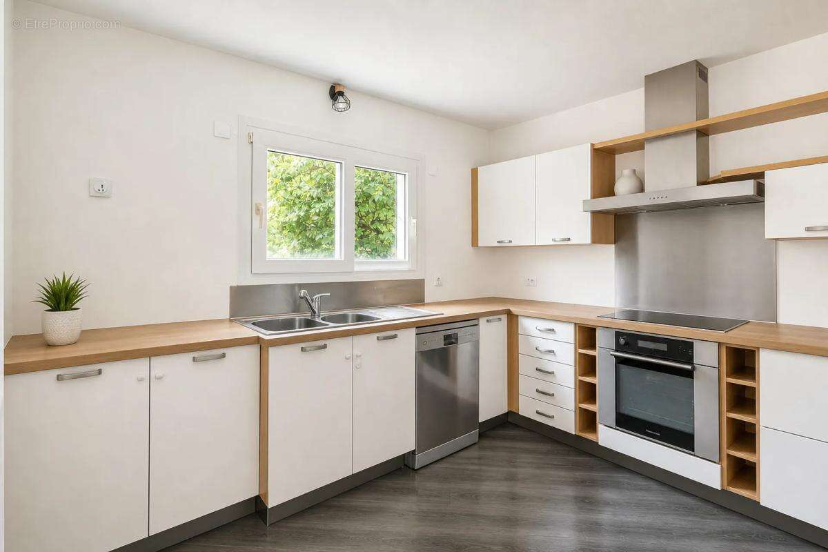 Maison de 8 pièces de 210 m² à Saint-Cyr-sur-le-Rhône - photo 9