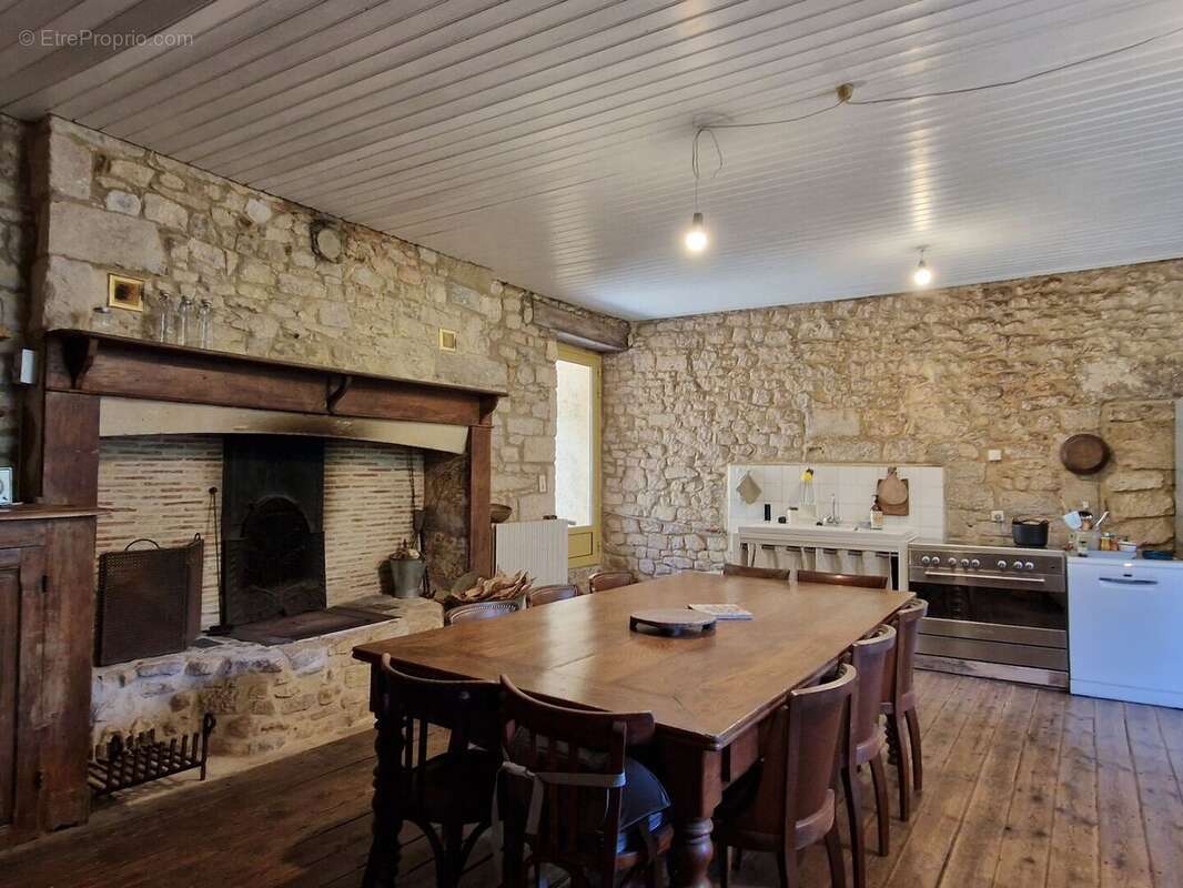 Propriété de charme avec dépendances, piscine et jardin dans un hameau. - photo 9