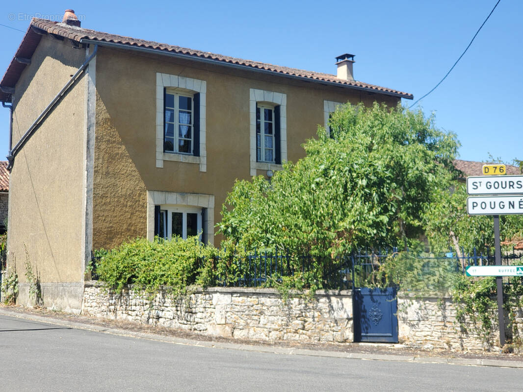 Maiosn de village et dépendances - photo 1