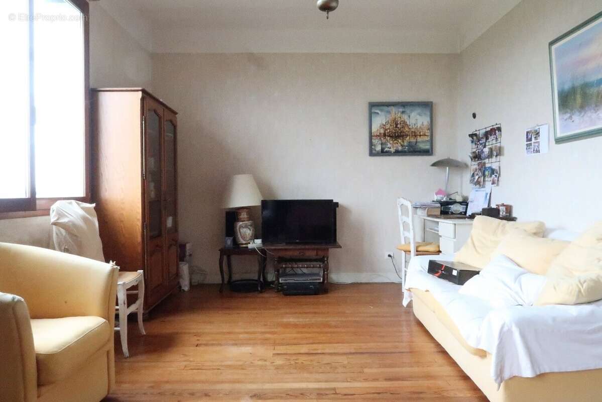 Maison à SAINT-GENEST-LERPT