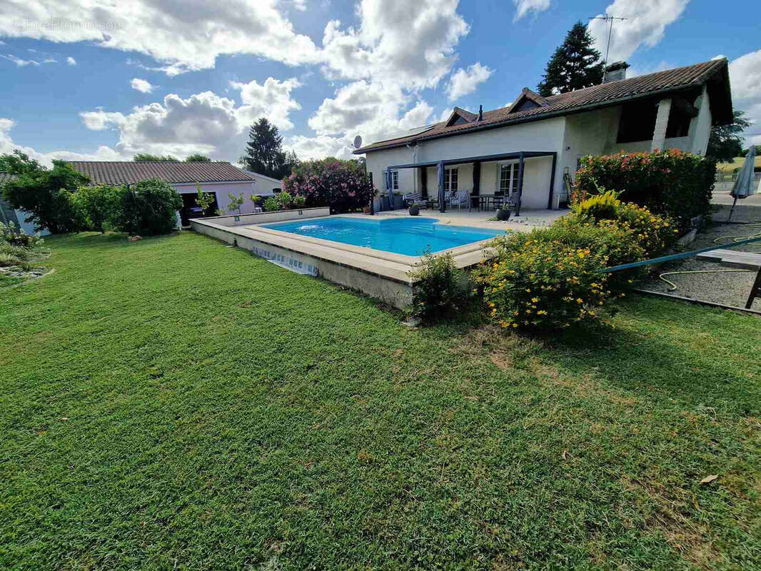 Maison à PRIGNAC-ET-MARCAMPS
