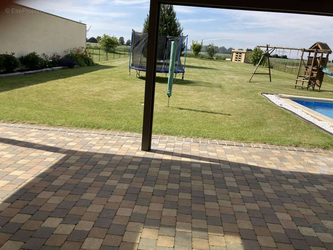 Autre à FRESNES-LES-MONTAUBAN