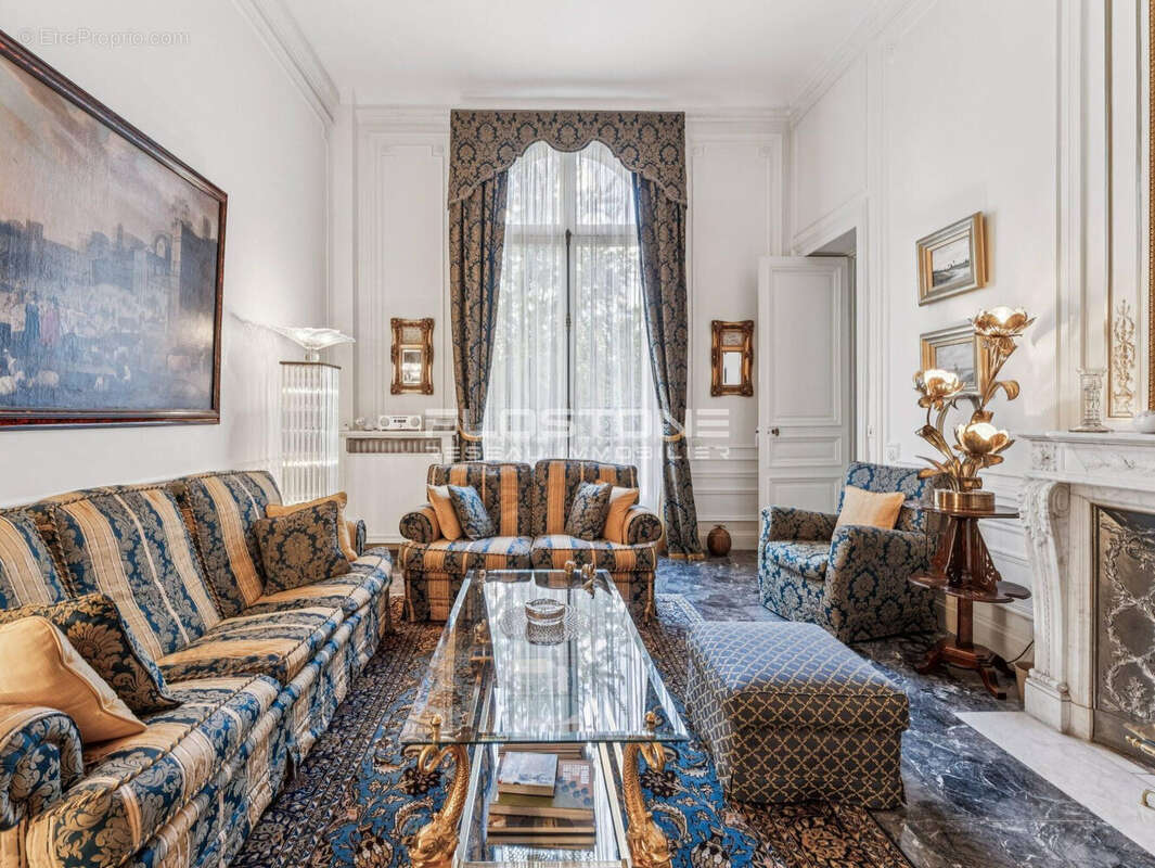 Appartement à PARIS-16E