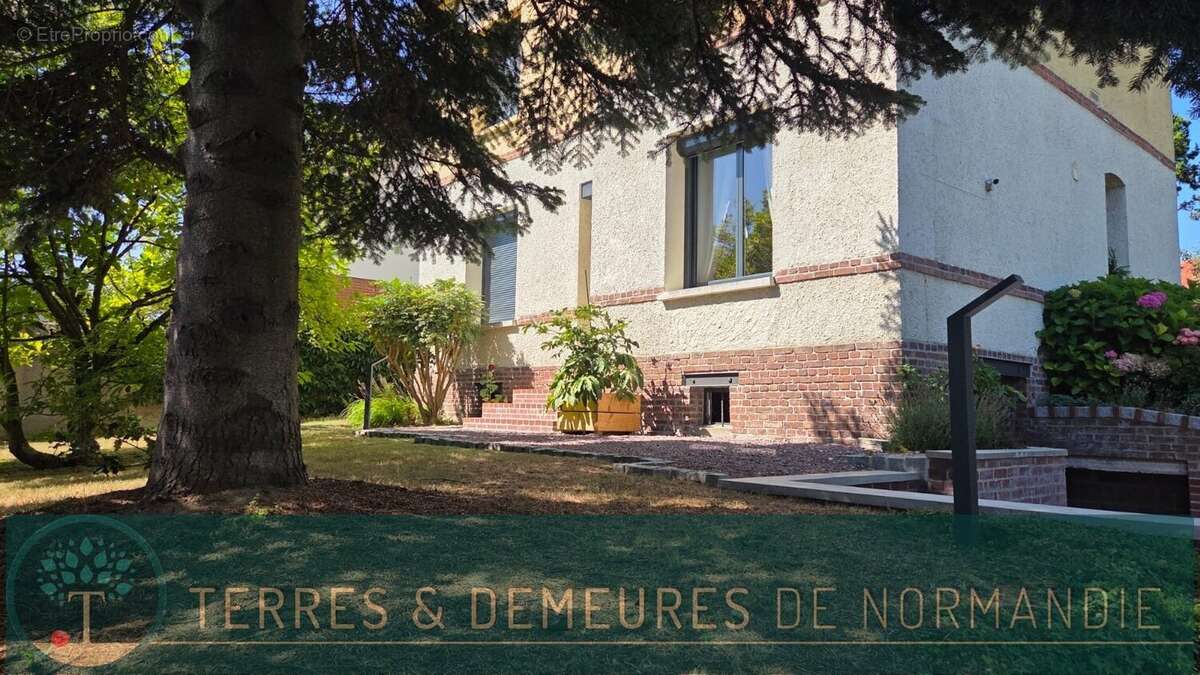 Maison de caractère de 130 M² dans un bourg tous commerces à 15 mns de Dieppe en Normandie et chalet bois annexe aménagé en stud - photo 2