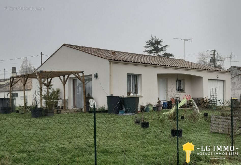 Maison récente de plain-pied au milieu de son jardin avec garage - photo 2