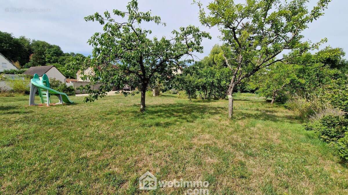 Le tout érigé sur une parcelle de 1227 m² - Maison à VESLUD