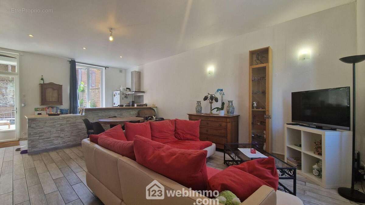 Spacieuse et baignée de lumière, la pièce à vivre de 42 m² vous accueille dès l?entrée - Maison à LAON