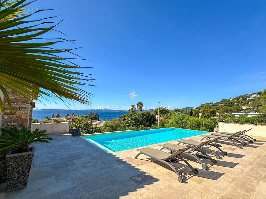 A vendre villa 6 chambres en suite piscine pool house vue mer panoramique sur st-tropez garages et parkings - photo 2