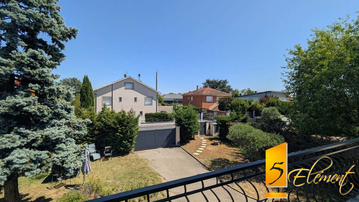 Maison 154 m² à Decines-Charpieu  - photo 9
