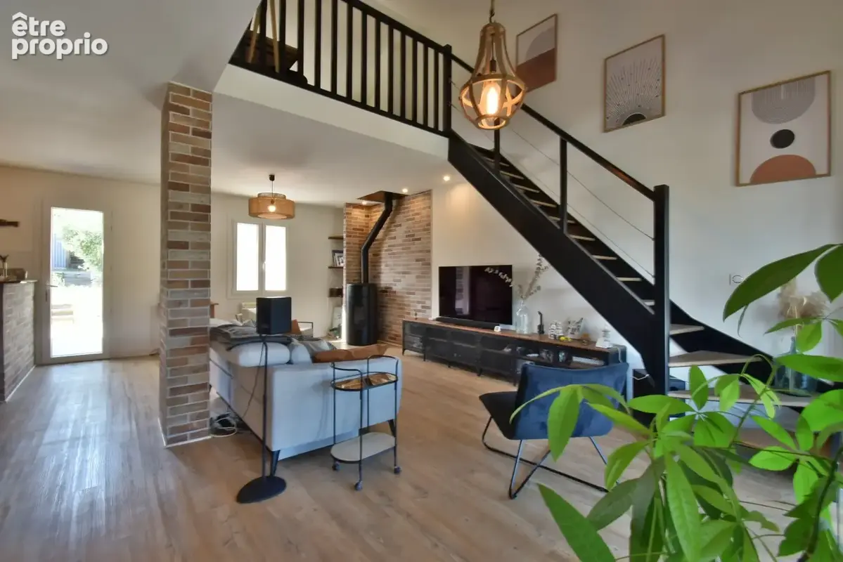 Maison rénovée de 100 m² avec double garage, jardin, terrasses - photo 2