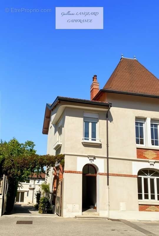 À vendre Oyonnax Centre (01100) – Demeure bourgeoise de caractère - 124 m2 - 250 m2 de terrain - photo 2