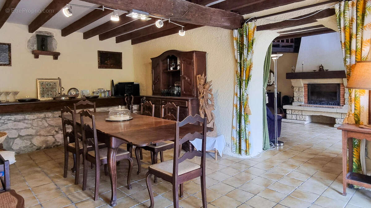 salle a manger - Maison à PEYREFITTE-DU-RAZES