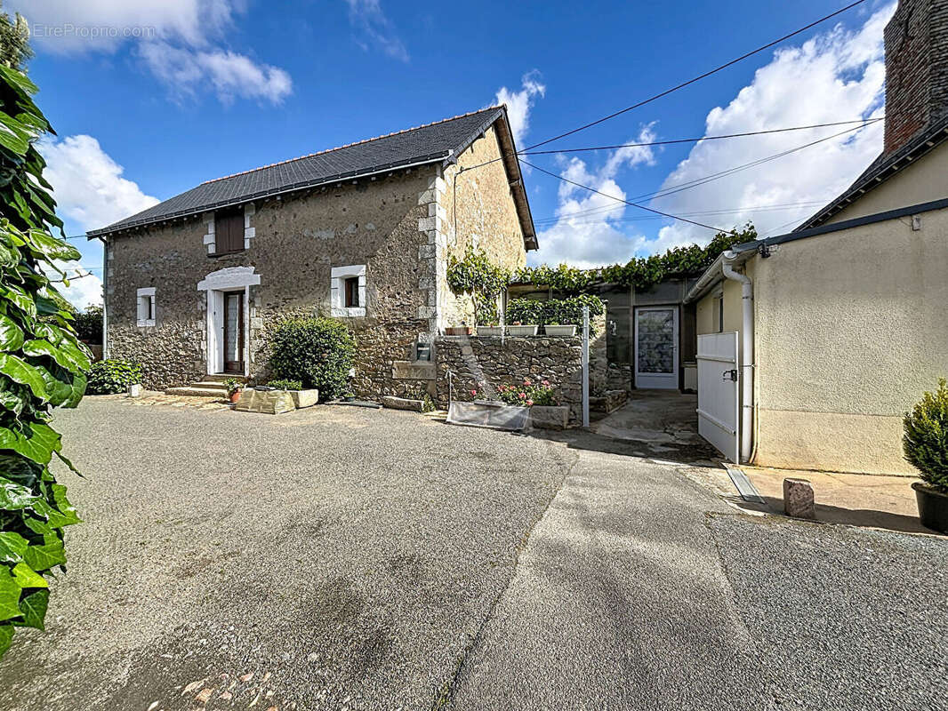 Maison à BECON-LES-GRANITS