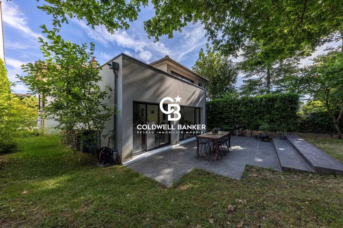 Maison à MARNES-LA-COQUETTE