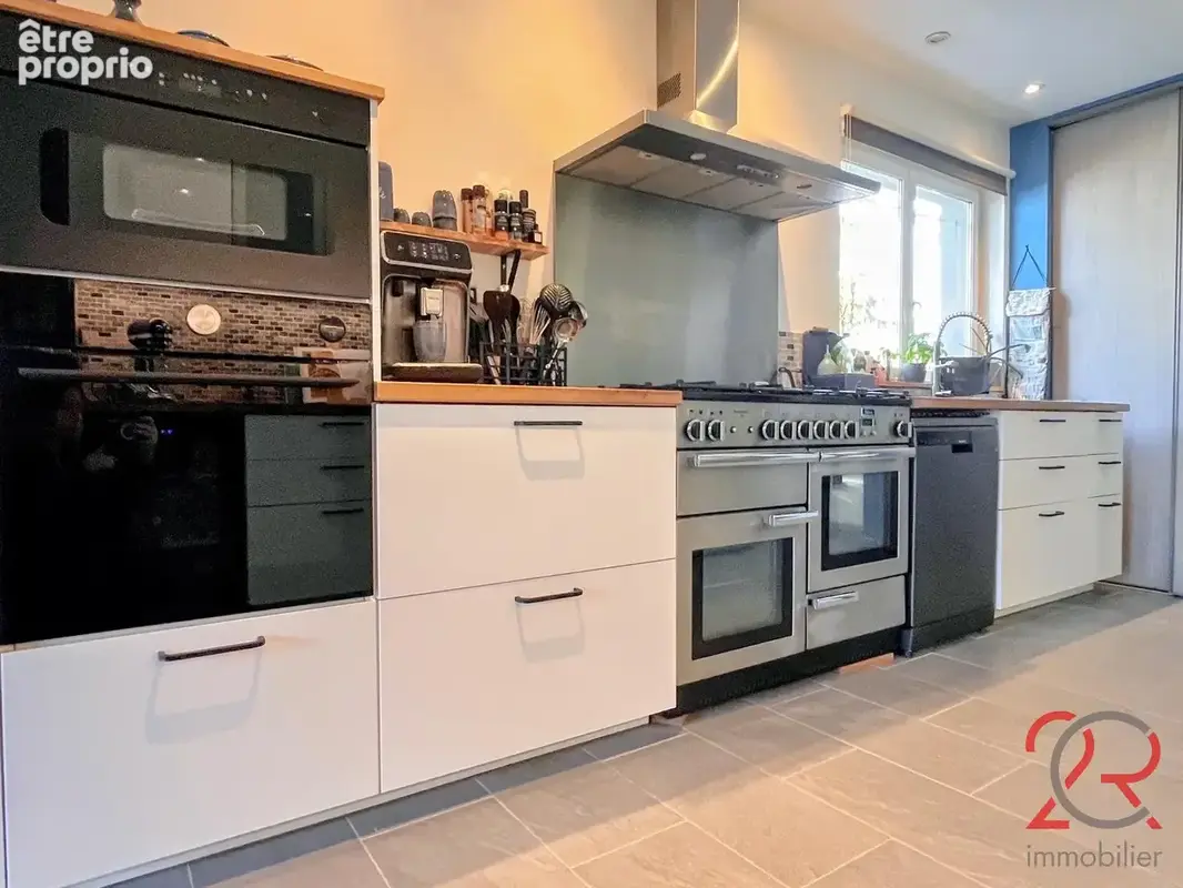 Maison aux beaux volumes avec 4 chambres, garage et piscine - photo 4