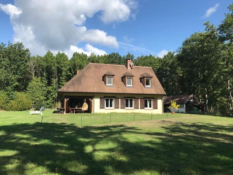 Elégante Propriété de Chasse à la vente dans un Écrin de Verdure de 5 hectares à 160 km de Paris - photo 3