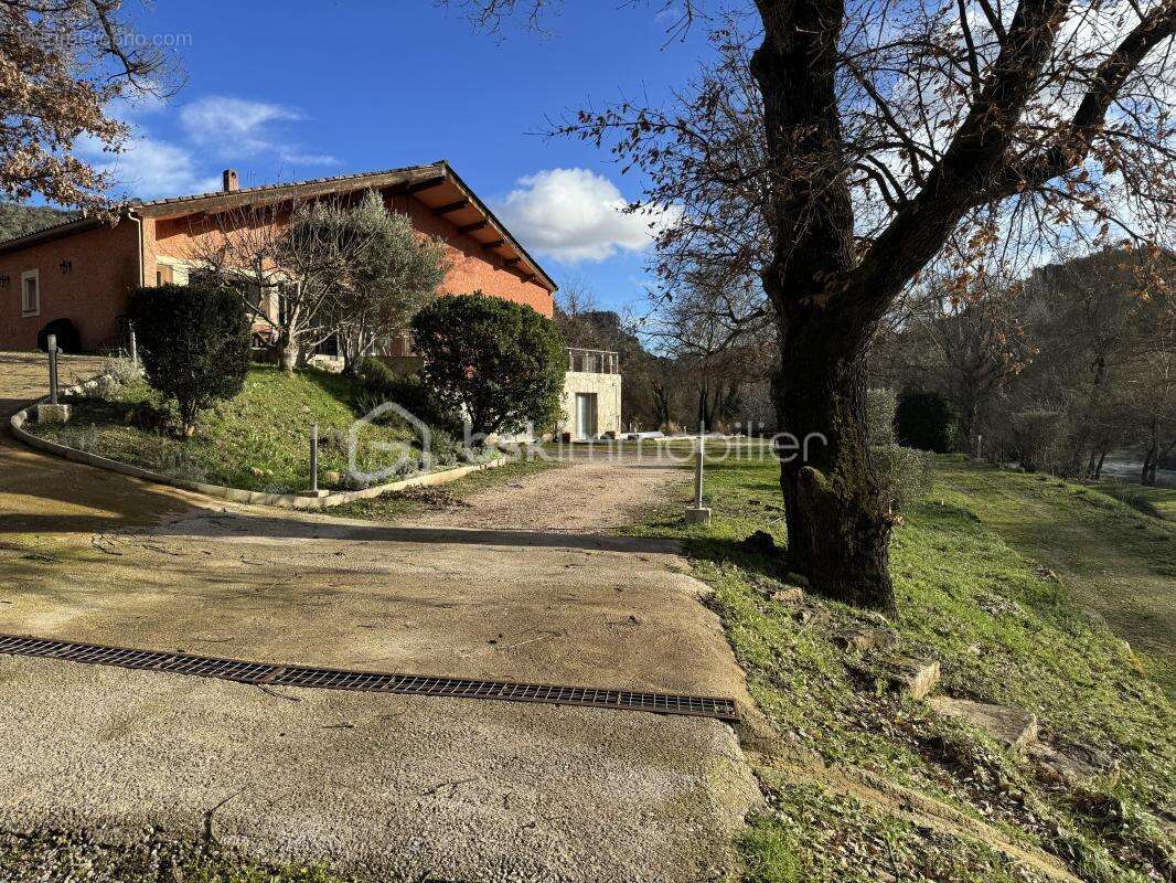 À chateauvert (83670) propriété d’exception de 570 m² avec deux appartements indépendants, piscine, grand terrain et accès à la  - photo 2