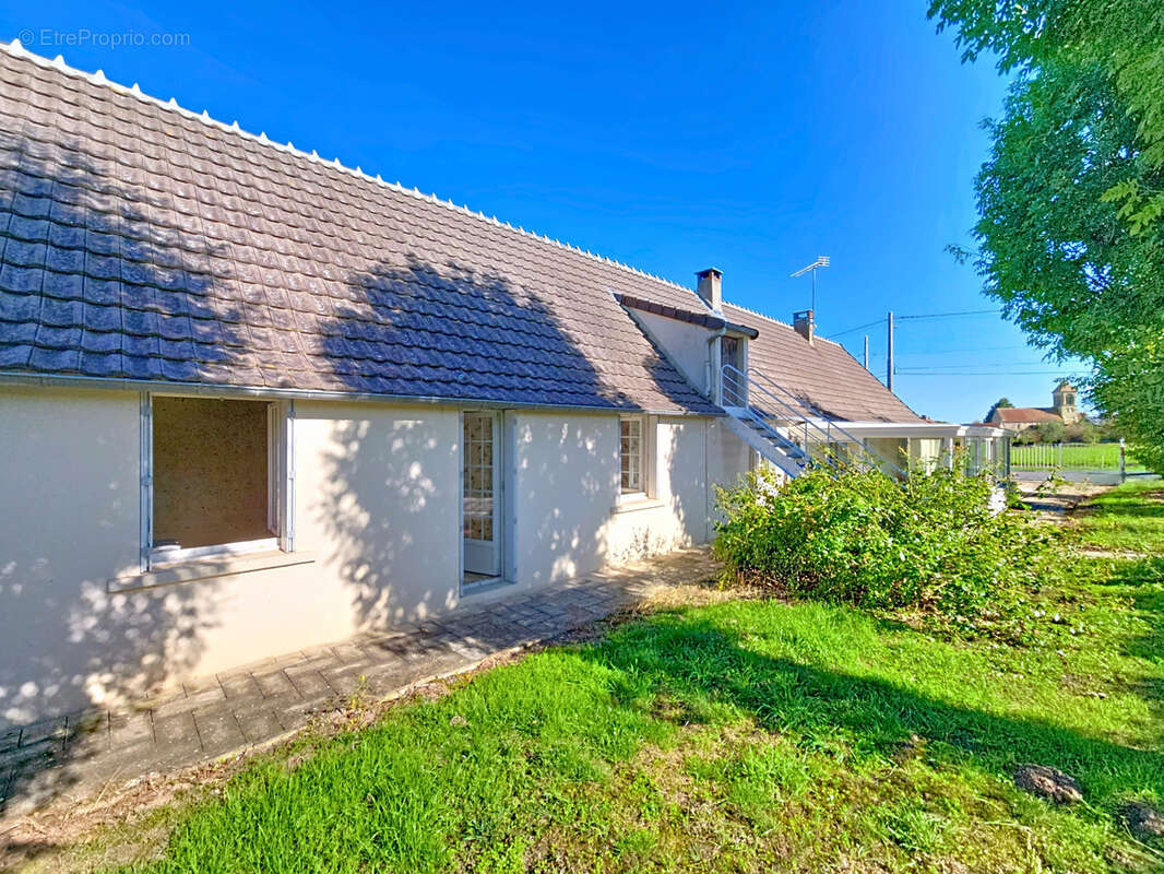 Terrain à NEUILLY-EN-DUN