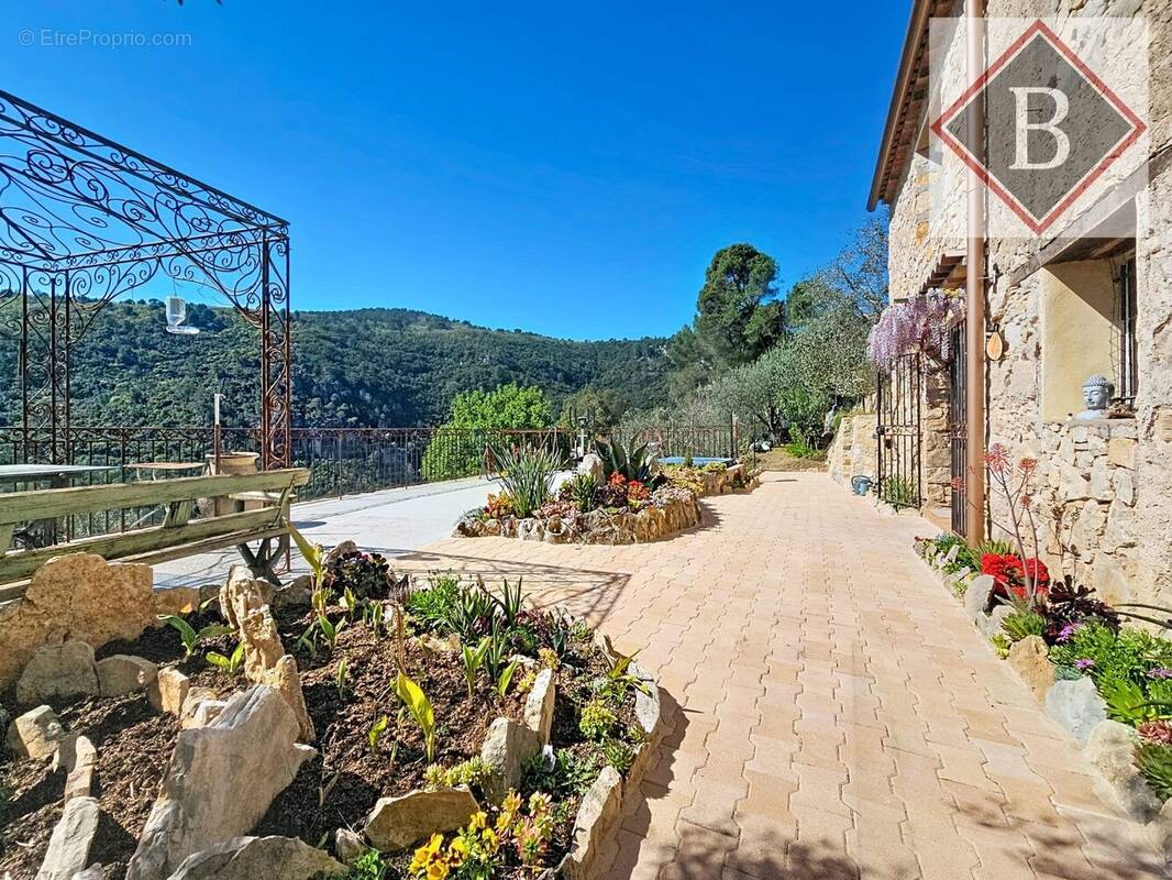 Maison à SAINT-CEZAIRE-SUR-SIAGNE