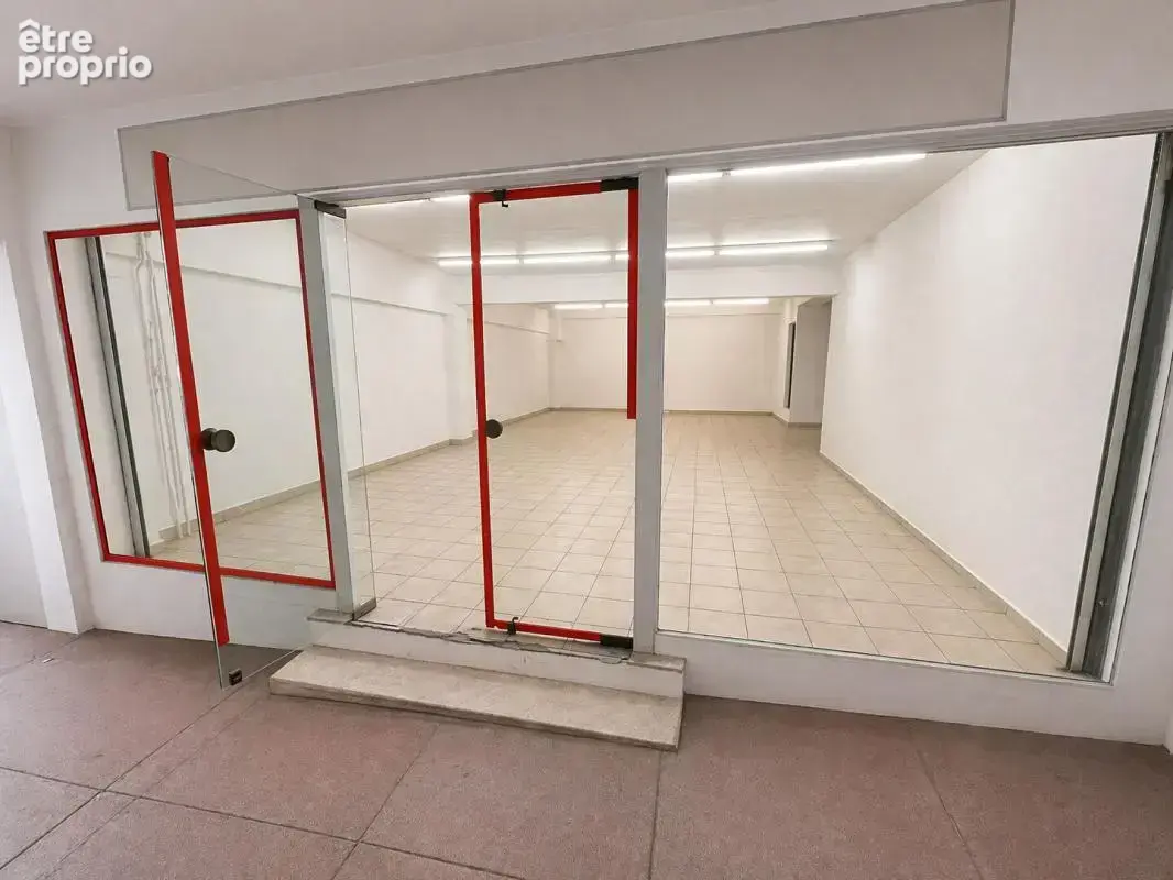 Local / Garage en centre-ville -  Saint Raphael - - photo 2