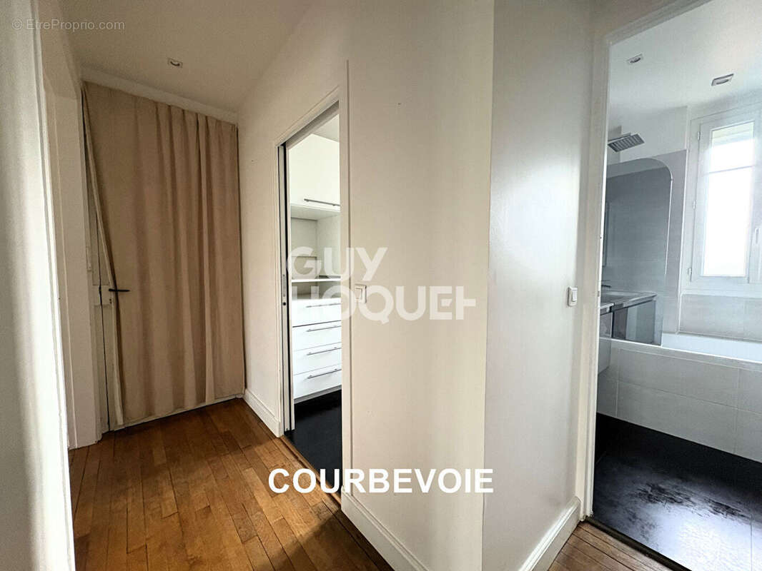 Appartement à COURBEVOIE